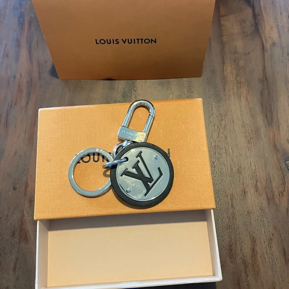 Louis Vuitton Black and Silver Key Holder or purse charm NWOT - Picture 6 of 8